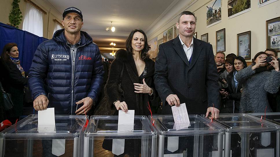 Слева направо: боксер Владимир Кличко, жена Виталия Кличко Наталья и мэр Киева Виталий Кличко