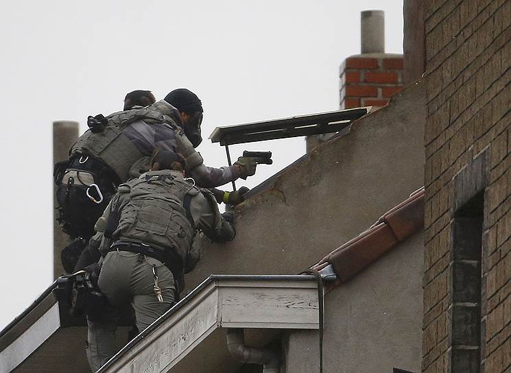 Брюсссель, Бельгия. Бойцы спецподразделения во время антитеррористического рейда