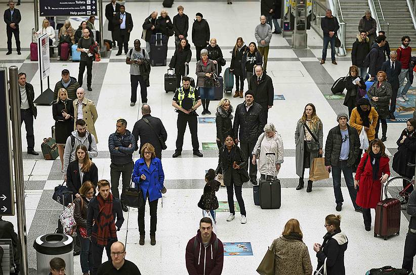 Лондон, Великобритания. Люди на вокзале Ливерпуль-стрит во время минуты молчания в память о жертвах терактов в Париже