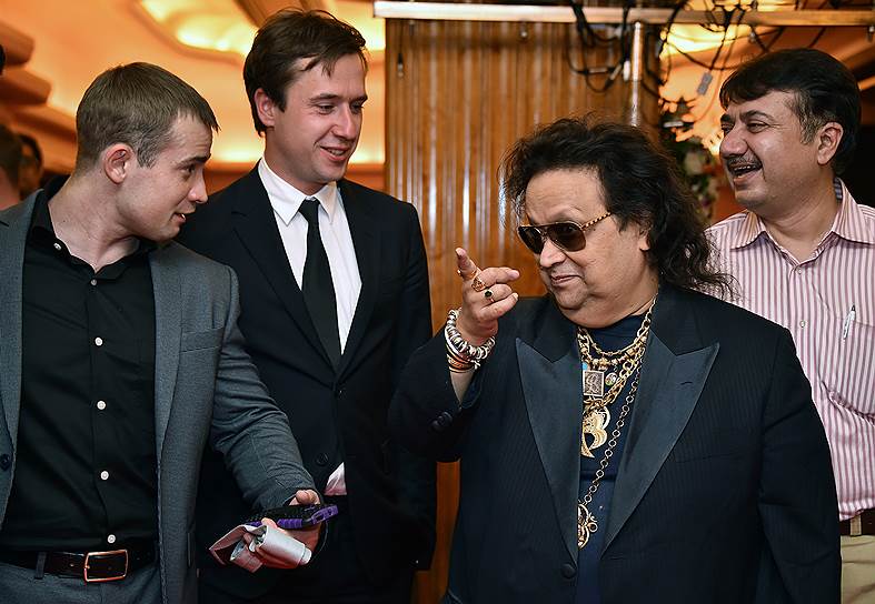 Вице-консул России в Индии Алексей Струков (первый слева), актер Егор Корешков (второй слева) и композитор Баппи Лахири (второй справа)
