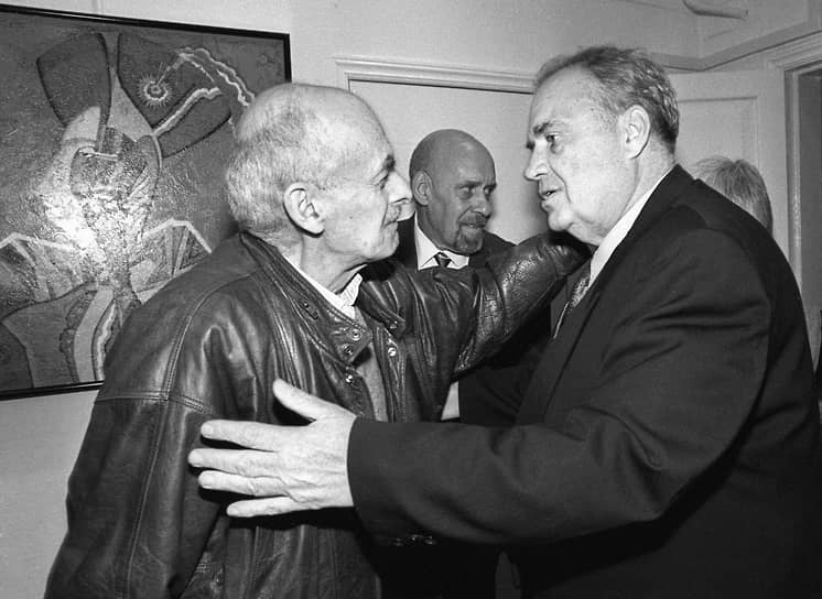 Эльдар Рязанов отметился также как писатель и драматург. Он был соавтором сценариев многих своих фильмов, написал несколько книг — «Грустное лицо комедии», «Зигзаг удачи», «Эти несерьезные, несерьезные фильмы», «Неподведенные итоги» и другие &lt;br>На фото: с поэтом Булатом Окуджавой (слева)