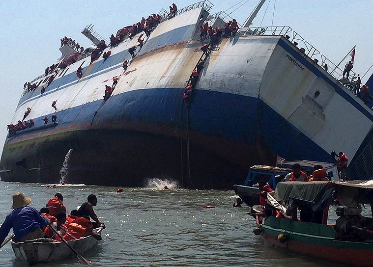 Сурабая, Индонезия. Эвакуация пассажиров с терпящего бедствие парома «KM Wihan Sejahtera»