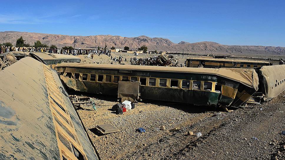 Кветта, Пакистан. Вагоны сошедшего с рельсов поезда. При аварии погибли как минимум 15 человек, более 100 ранены