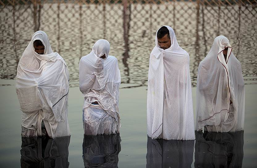Нью-Дели, Индия. Верующие совершают омовение в реке Джамна во время индуистского праздника Чхатх