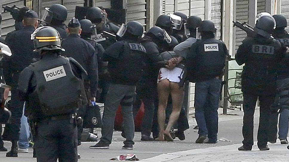 Сен-Дени, Франция. Полиция задерживает мужчину в ходе проведения антитеррористической операции