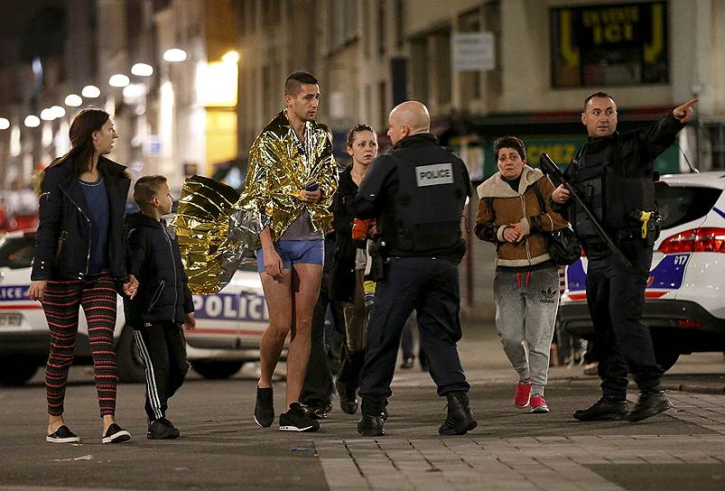 Сен-Дени, Франция. Местные жители, эвакуированные полицией из-за антитеррористической операции в районе