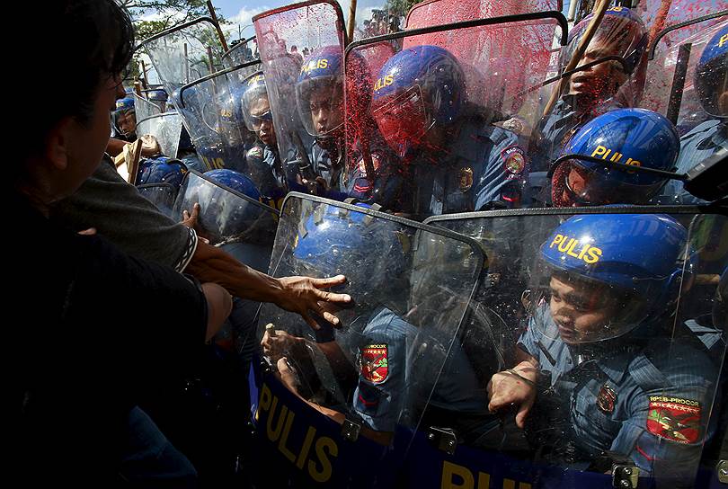 Манила, Филиппины. Столкновения демонстрантов с полицией во время саммита АТЭС