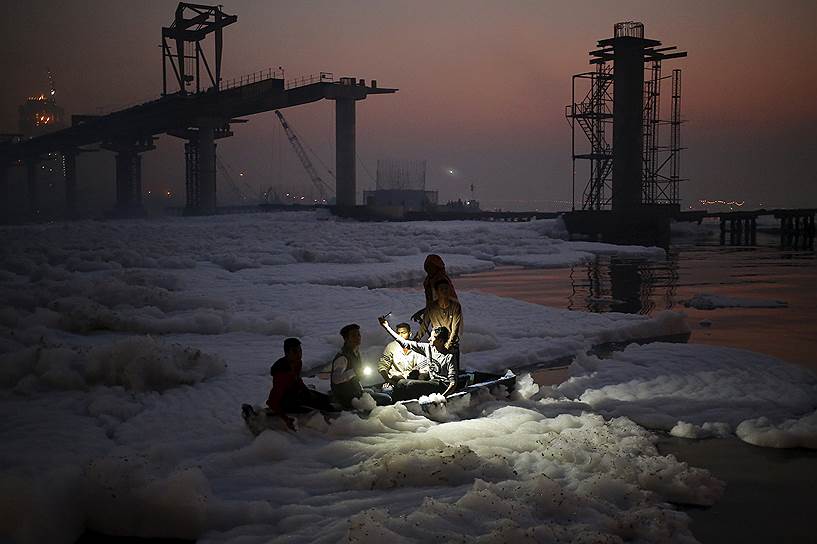 Нью-Дели, Индия. Индуисты перед молитвой восходящему солнцу в водах реки Джамна