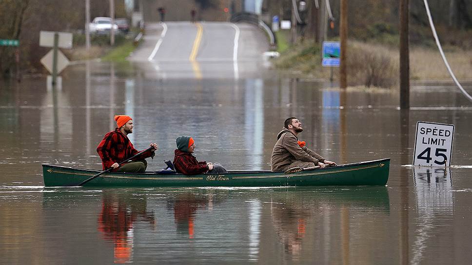 Карнейшн, штат Вашингтон, США. Наводнение, вызванное сильным штормом