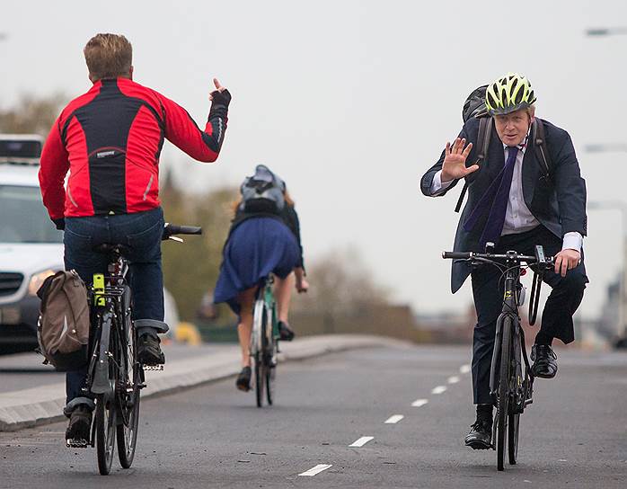Лондон, Великобритания. Мэр Лондона Борис Джонсон открывает новую полностью отделенную от проезжей части велополосу