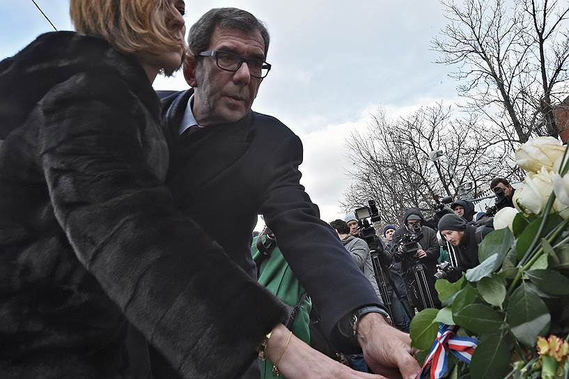 Посол Франции в РФ Жан-Морис Рипер вместе с супругой возлагает цветы к французскому посольству в Москве в память о жертвах серии терактов в Париже
