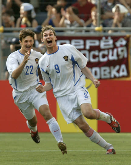 В январе 2004 года полузащитник сборной РФ по футболу Егор Титов (справа) был уличен в применении бромантана. Допинг-проба была взята после стыкового матча отборочного турнира чемпионата Европы против команды Уэльса. UEFA дисквалифицировал игрока на год
