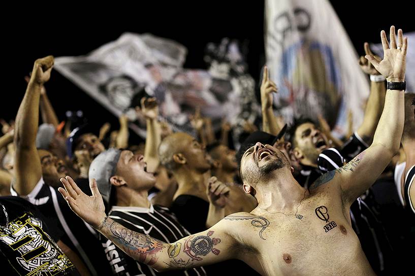 Рио-де-Жанейро, Бразилия. Болельщики, празднующие победу футбольного клуба Corinthians в матче с командой Vasco