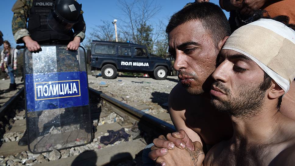 Идомени, Греция. Мигрант из Ирана, зашивший рот в знак протеста против новой политики пересечения европейских границ. Сотни беженцев застряли на границе с Македонией из-за ужесточения правил