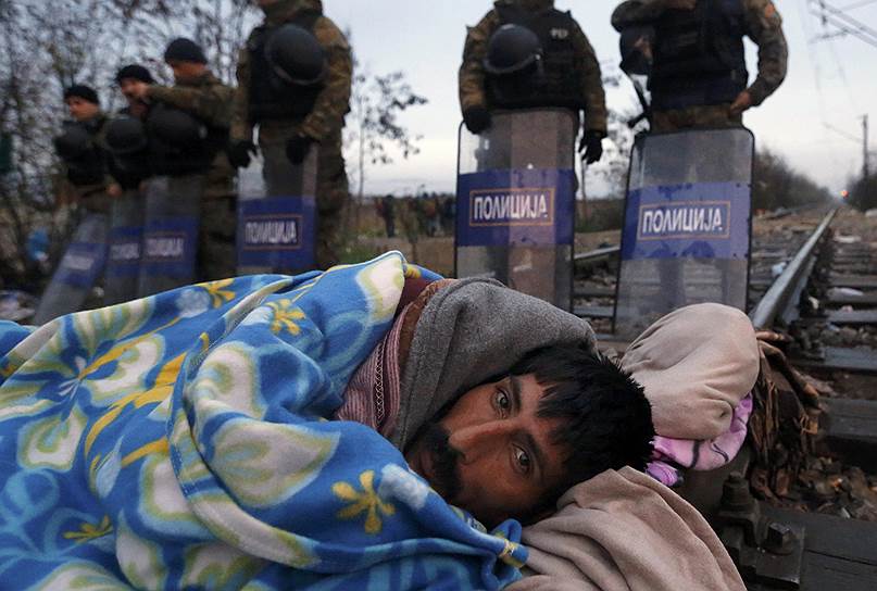 Идомени, Греция. Мигрант из Ирана лежит на рельсах во время голодовки, пытаясь добиться разрешения на въезд в Македонию