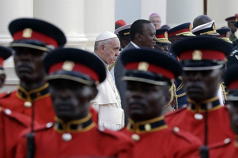 Найроби, Кения. Папа римский Франциск и президент Кении Ухуру Кениата во время приветственной церемонии 