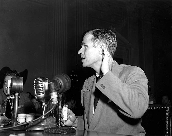 1954 год. Обвиненный в шпионаже в пользу СССР и осужденный за лжесвидетельствование американский госслужащий Элджер Хисс вышел из тюрьмы после 44 месяцев заключения