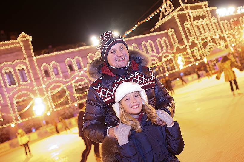 Актер Артем Михалков с дочерью Наташей на церемонии открытия ГУМ-Катка и ГУМ-Ярмарки на Красной площади