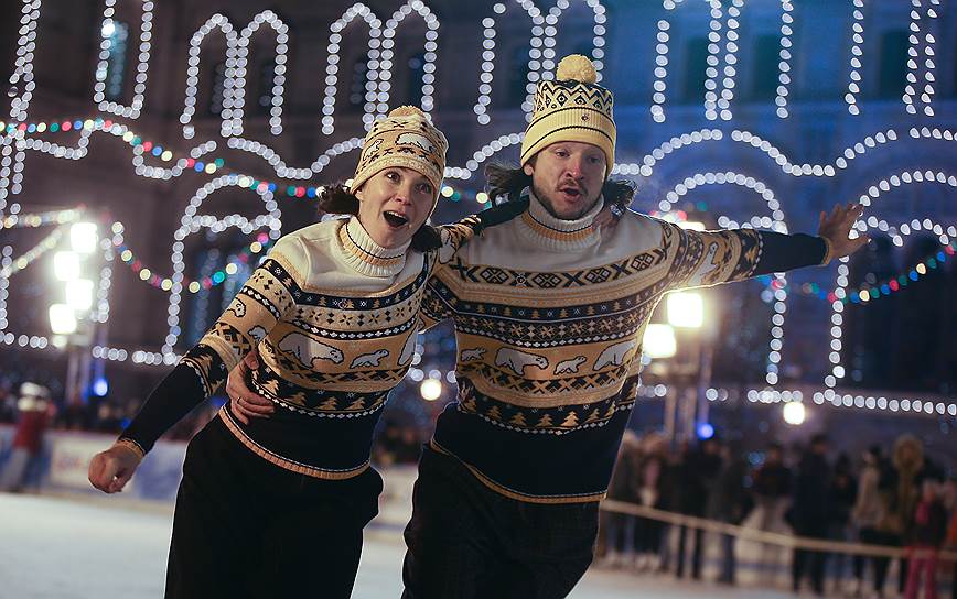 Актриса Анна Большова (слева) и фигурист Максим Шабалин (справа) на церемонии открытия ГУМ-Катка и ГУМ-Ярмарки на Красной площади