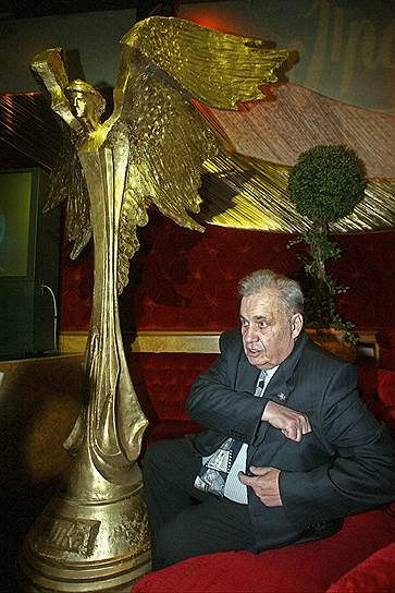 Главную кинопремию перестроечной и постсоветской России Эльдар Рязанов получал трижды — за режиссуру и сам фильм «Небеса обетованные» в 1991 году, за «Честь и достоинство» в 2006 году