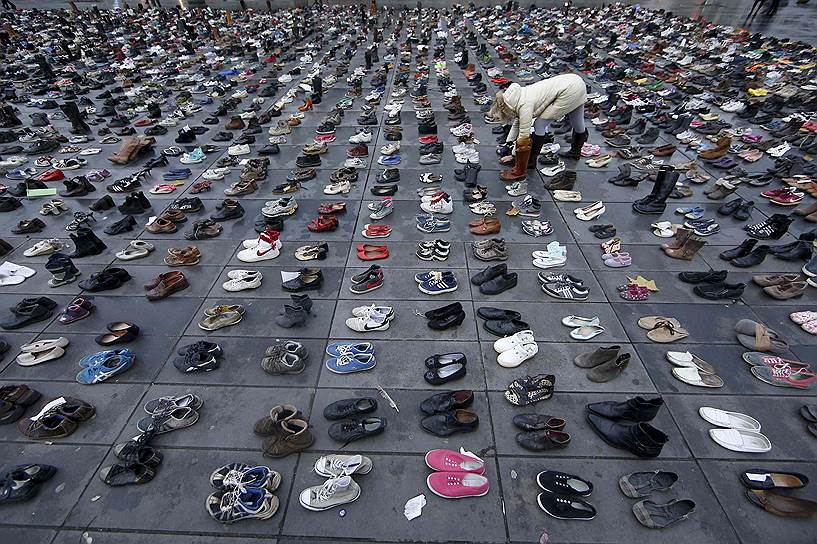 Париж, Франция. Несколько тысяч пар обуви на Площади Республики, принесенные участниками отмененного из-за террористической угрозы «Климатического марша»