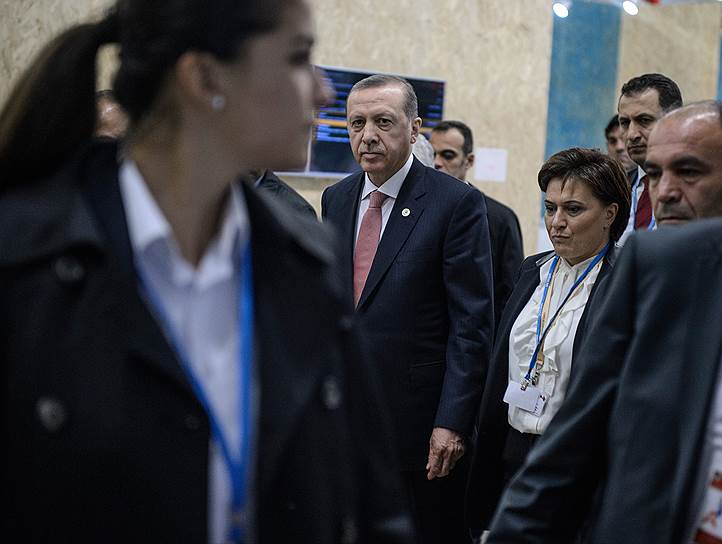 Президент Турции Реджеп Тайип Эрдоган долго бродил по коридорам саммита — похоже, в надежде встретить президента России Владимира Путина