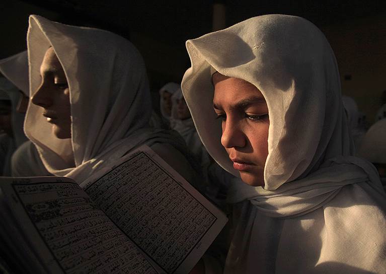 Пешавар, Пакистан. Изучение Корана в мечети имени Абу Бакра ас-Сиддика