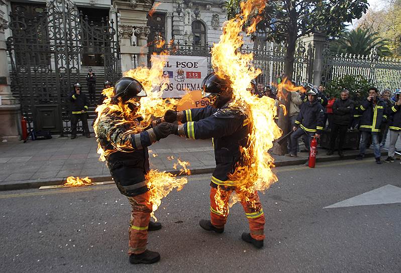 Овьедо, Испания. Акция протеста пожарных возле здания региональной администрации
