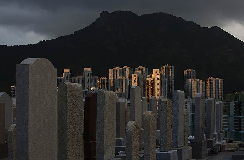 Коулун-сити, Гонконг. Надгробия на одном из городских кладбищ. Из-за нехватки земель и стремительно растущих цен на них, в Гонконге заканчиваются места для захоронения умерших