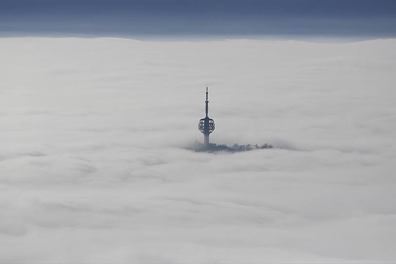 Сараево, Босния и Герцеговина. Городская телевизионная башня, окутанная сильным туманом