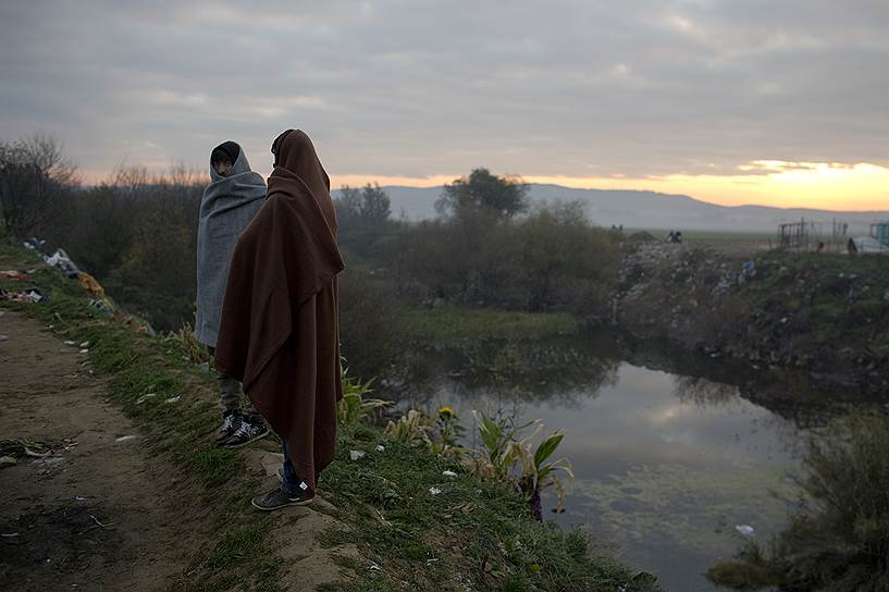 Идомени, Греция. Мигранты, ожидающие разрешения на пересечение границы с Македонией
