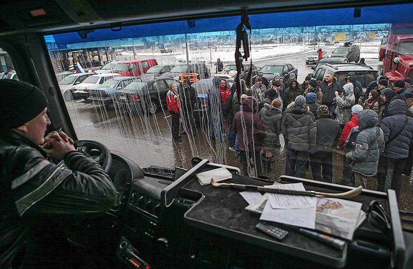 Химки, Россия. Дальнобойщики, протестующие против введения системы оплаты проезда по федеральным трассам «Платон», обсуждают свои дальнейшие действия