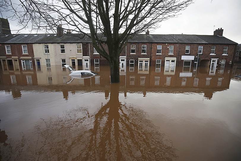 Карлайл, Великобритания. Последствия шторма, вызвавшего сильные наводнения на северо-западе Англии 