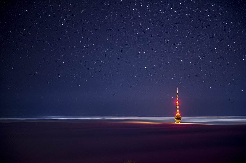 Печ, Венгрия. Городская телевизионная башня, возвышающаяся над слоем густого тумана