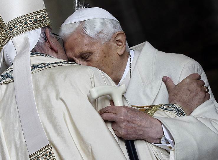 Ватикан. Почетный папа римский Бенедикт XVI (справа) и папа римский Франциск во время церемонии открытия Юбилейного года милосердия