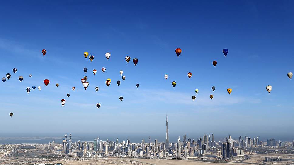 Дубаи, ОАЭ. Воздушные шары над городом во время Всемирных воздушных игр
