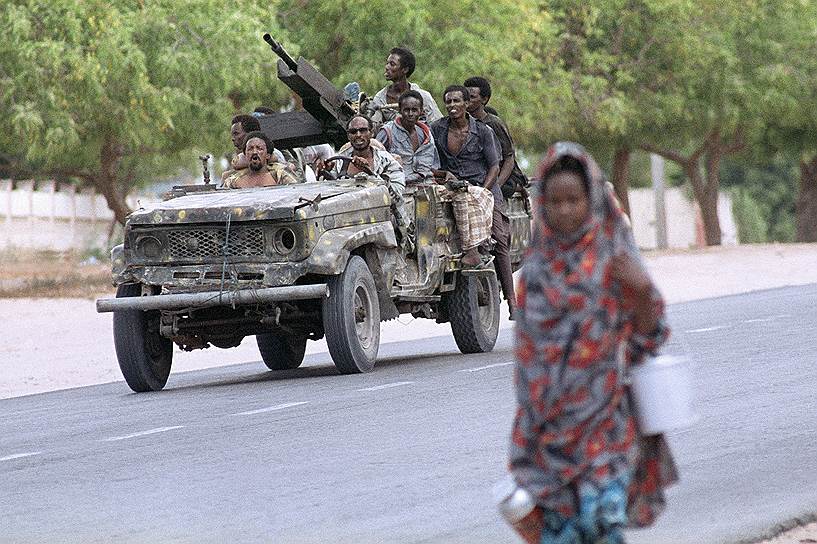 В итоге Совет Безопасности ООН принял решение ввести в Сомали мощный миротворческий контингент. «Никто не должен голодать на Рождество»,— заявил президент Джордж Буш-старший в начале декабря 1992 года во время отправки миротворческой миссии