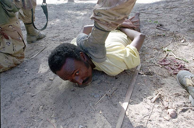 Были отмечены факты похищений, изнасилований и убийств сомалийских девушек, а также психологические издевательства над местными жителями — сомалийцев, исповедующих ислам, под страхом смерти заставляли есть свинину