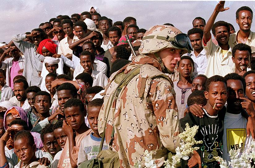 9 декабря 1992 года в рамках операции, которая  получила название «Возрождение надежды», в Сомали высадился многонациональный миротворческий корпус численностью около 26 тыс. человек. Его основу составляли американские военные (14 тыс. человек)