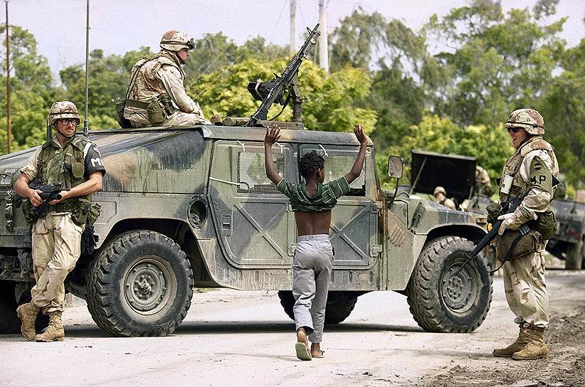 За голову Айдида была назначена награда, и американцы начали охоту на него. Несколько раз их ракетные удары накрывали дома, в которых укрывался Айдид, однако полевой командир так и не был ликвидирован. Американские коммандос совершали неожиданные ночные аресты — однажды по ошибке был схвачен сомалийский генерал, подобранный миссией ООН на должность будущего главы МВД
