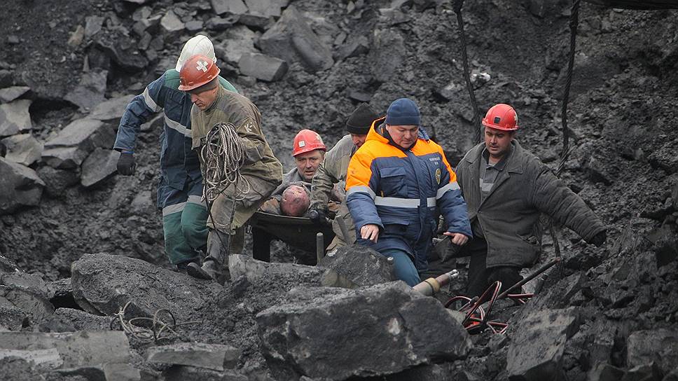 Кемеровская область, Россия. Спасатели на месте аварии на разрезе «Черниговский», в результате которой три человека оказались под завалами