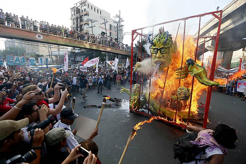 Манила, Филиппины. Сожжение демонстрантами чучела президента Бенигно Акино III