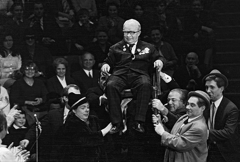 Получив неофициальный статус главного клоуна, в 1946 году Карандаш организовал при Московском цирке на Цветном бульваре студию клоунады. Там началась артистическая карьера главного комедийного киноактера страны Юрия Никулина, которого не приняли в театральные вузы