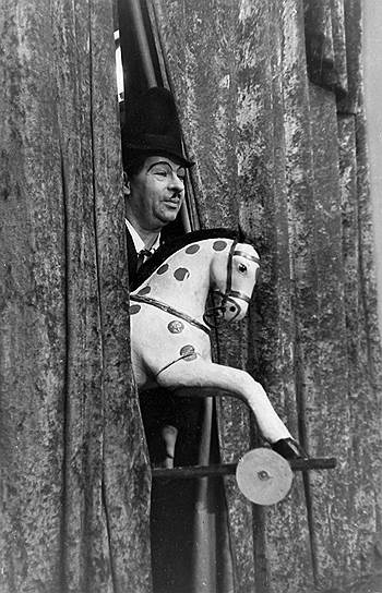 Дебют артиста на арене цирка состоялся в 1928 году: он начинал со стандартным набором гэгов в образе Чарли Чаплина, под которого тогда работали многие клоуны СССР. Тем не менее Румянцев вскоре отказался от этого образа, хотя чаплинские усики остались навсегда
