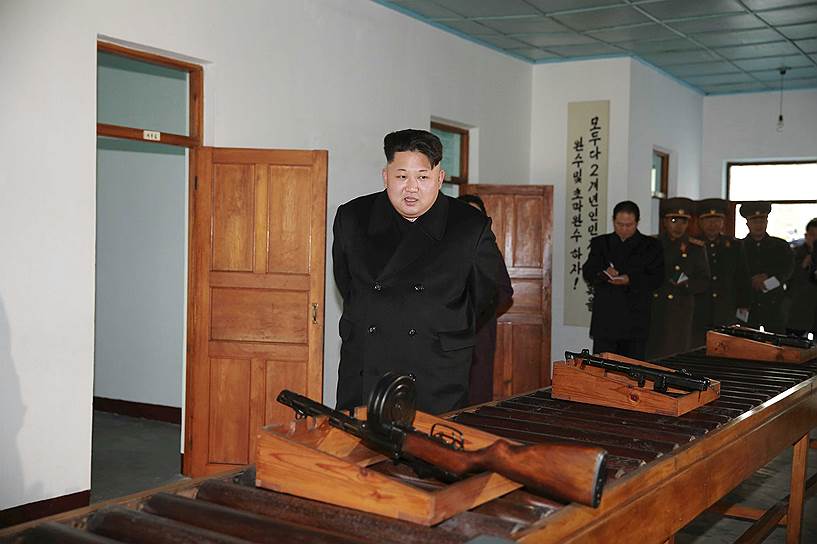 Лидер КНДР Ким Чон Ын в ходе посещения оружейного завода дал понять, что в распоряжении военных страны есть не только раритетные пулеметы, но и куда более современное вооружение