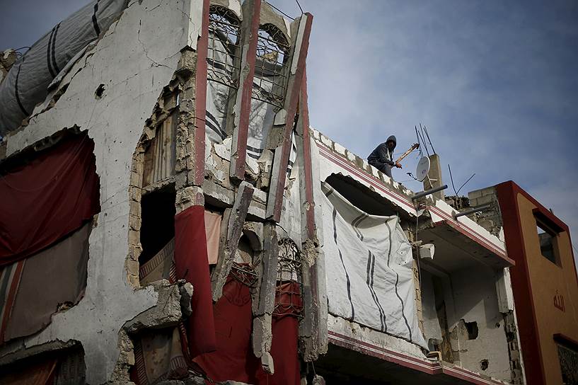 Газа, Палестина. Жители домов, разрушенных во время войны с Израилем, вместо стен используют тканевые занавеси