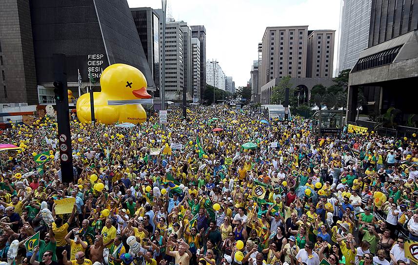 Сан-Паулу, Бразилия. Митинг оппозиции, требующей импичмента президента страны Дилмы Руссефф