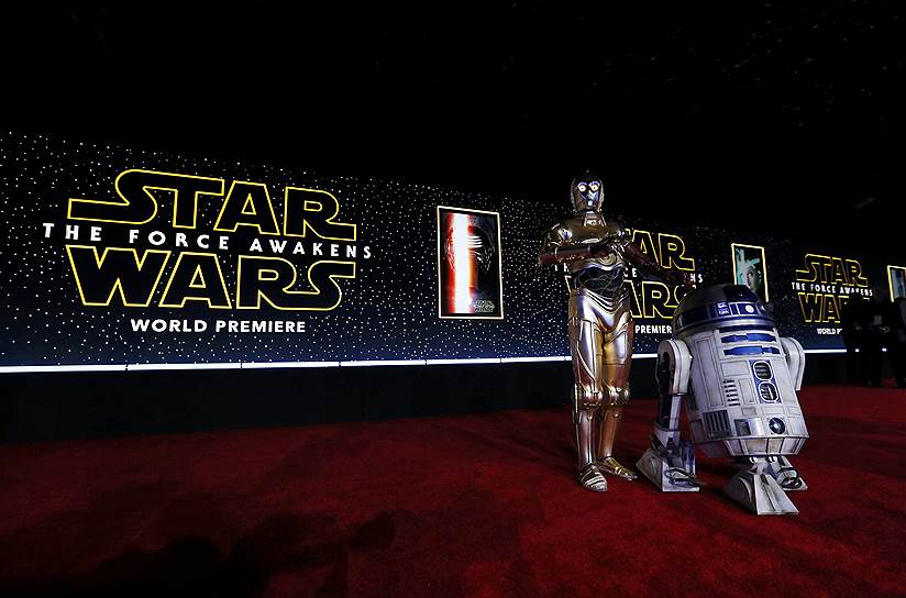 Дроиды C-3PO (слева) and R2-D2