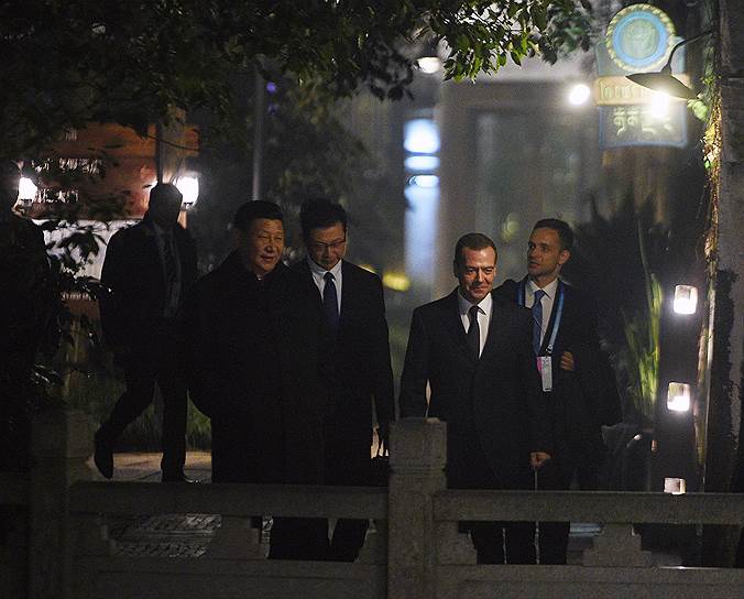 Председатель Китайской Народной Республики (КНР) Си Цзиньпин (слева) и председатель правительства России Дмитрий Медведев (второй справа)