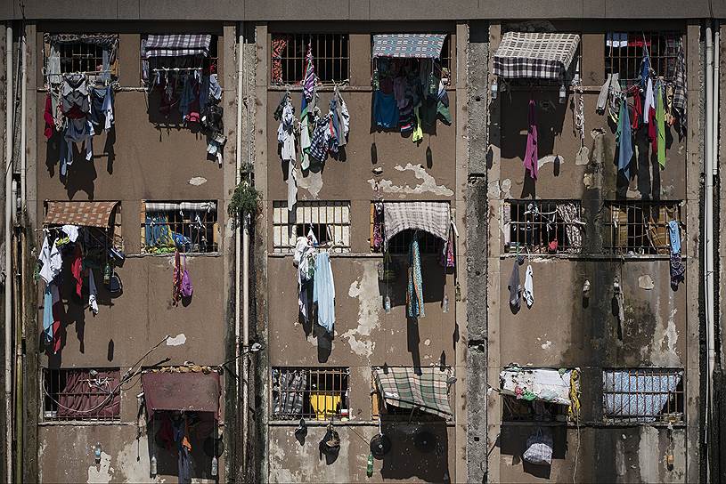 Порту-Алегри, Бразилия. Одежда, вывешенная из окон переполненной Центральной тюрьмы города